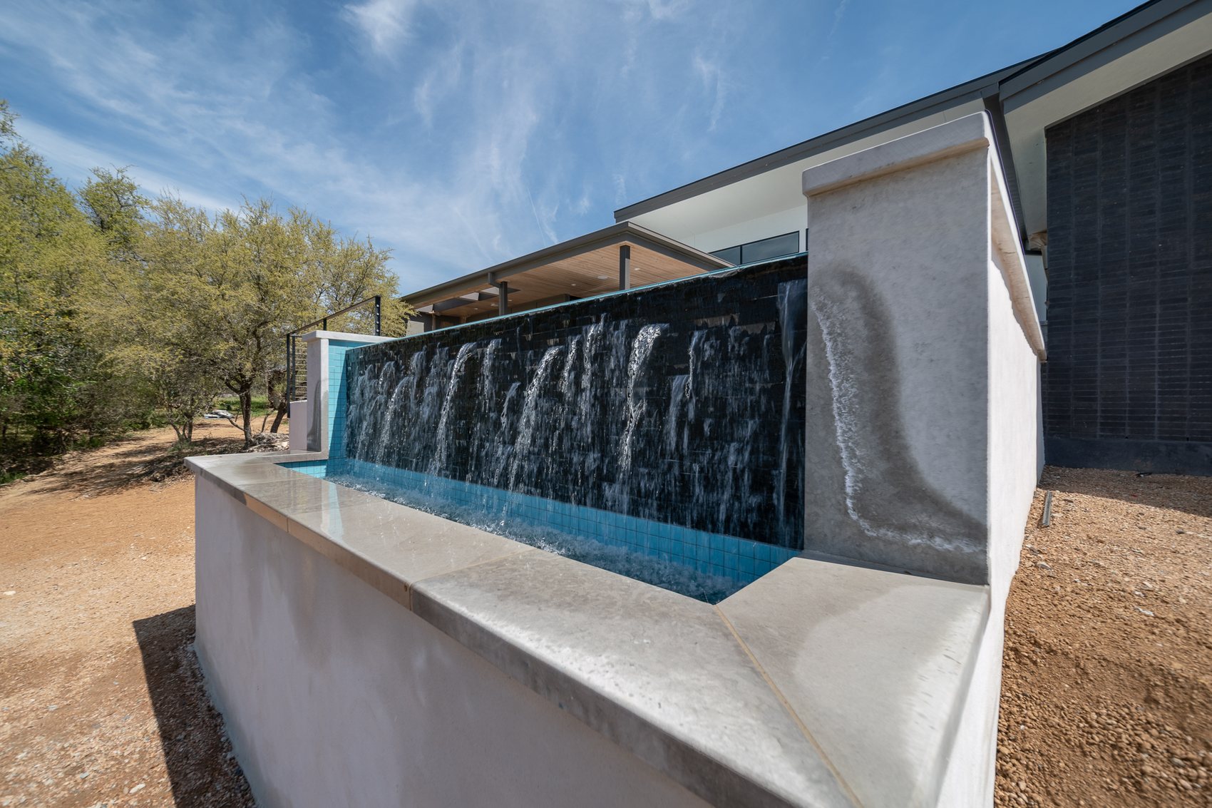 Spillover water wall